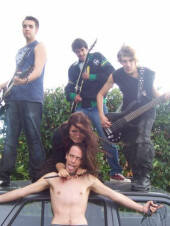 Voici mon ancien groupe Aku --&gt; Metal/Compo