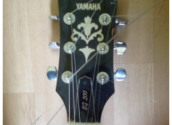 Yamaha SG 200 (2)