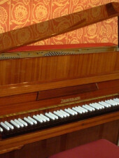 Piano avec clavier négatif type baroque modifié.