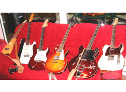 Guitares sur canapé rose