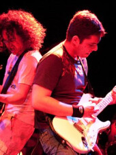 Stef (bassiste et chanteur) et Ed (guitare) du groupe Ricky Dozen