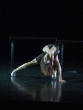 Les contorsions de la danse contemporaine sont toujours aussi impressionnantes à voir, là il sagit juste d'une séance d'étirements et d'échauffements.. Face à Face.. (2011)