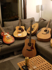 Soirée guitare à la maison avec les potes