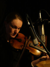 Emilie Dulieux au violon, face à mon micro BL-2 (et un TB1 mod.)