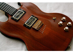 Une guitare luthier: l'Alias instruments, c'est la special Rold'A