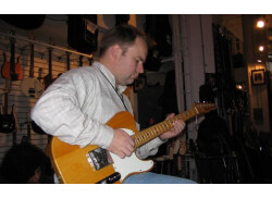 Au 30th street guitar shop, NY