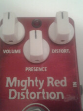 Les 3 potards de la Mighty Red : Volume, Presence et Distortion. Tous diablement efficaces, utilisables sur toute l'amplitude.