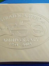 Plaque que Fender a mis sur toutes ses Stratocaster en 2004.