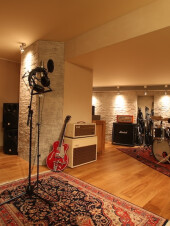 La cabine du studio d'enregistrement à Paris Montmartre Recording