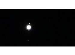 Jupiter prise ce matin 1hres 30 et 3 de ses 4 lunes en points lumineux