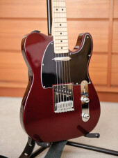 Léger relooking pour ma Fender Standard Telecaster couleur "Midnight Wine", avec nouveau Pickguard noir  ... J'aime !