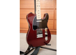 Léger relooking pour ma Fender Standard Telecaster couleur "Midnight Wine", avec nouveau Pickguard noir  ... J'aime !