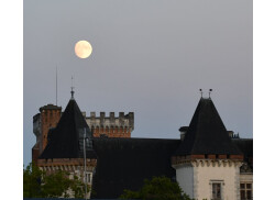 La lune au dessus du château à Pau