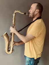 Gravy Nicolas joue un saxophone ténor Selmer super (Balanced) action